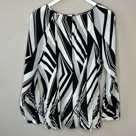 Chico's Fabulous Stripe Pleated Cold-Shoulder Top Size 3 - Picture 6 of 14